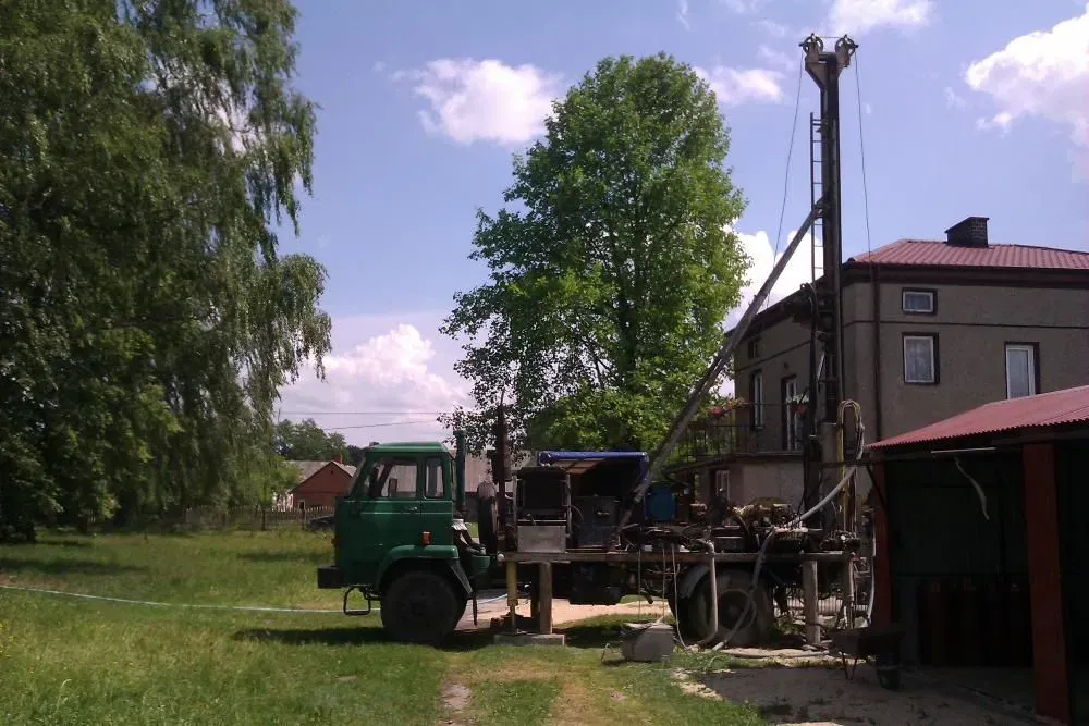 Wiertnica w terenie, odwiert studni głębinowej